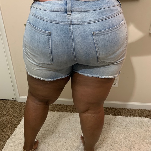 Distressed shorts - Picture 2 of 2